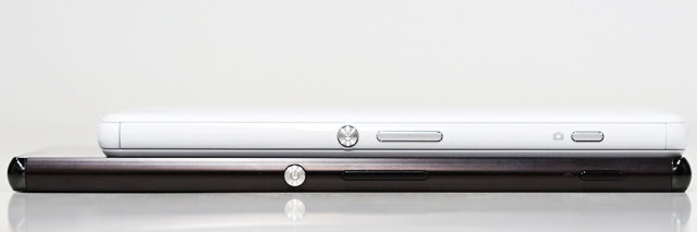 Xperia A4とXperia Z4の側面からの比較