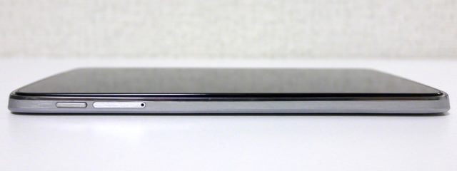 左には電源キーとSIMカード/microSDカードスロット