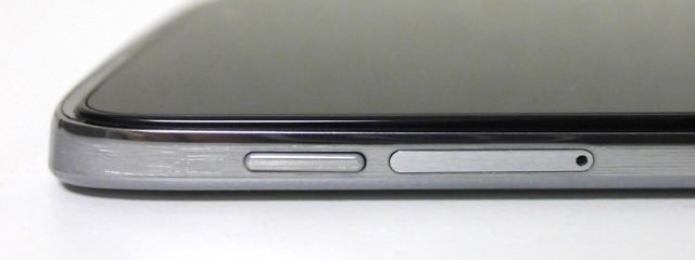 電源キーとスロットは並べて配置