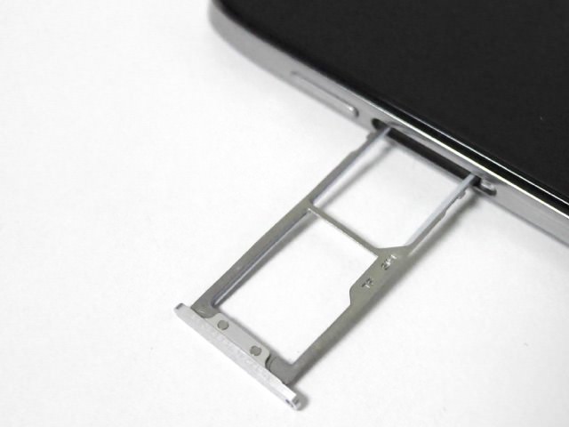 SIMカードとmicroSDカードは並べて乗せる