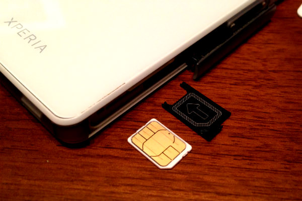 SIMカードを挿入します。向きやオモテ・ウラに注意しましょう