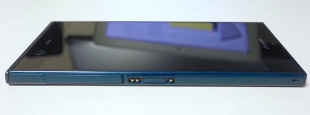 左側にはmicroUSBコネクタ、SDカードスロットと専用の充電端子。