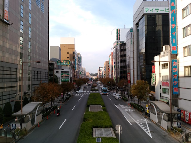 HDRをオフの状態で撮影した昼過ぎの街並み