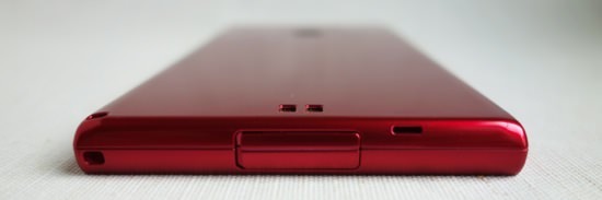 下部にはmicro USBコネクタとストラップホール