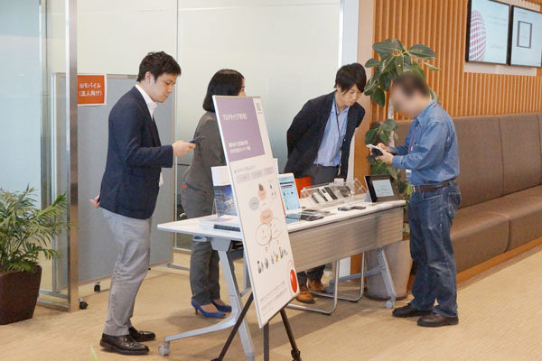 IIJ mobileの担当者が会場に
