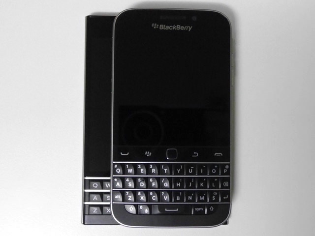 BlackBerry ClassicとBlackBerry Passportを重ねてみたところ