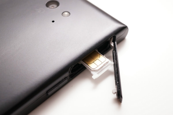 スマホ本体を裏返すと挿入しやすいです