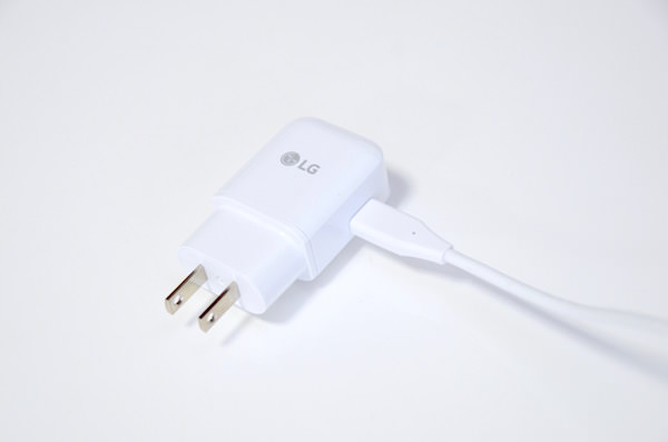 付属のUSB Type-C電源アダプタ