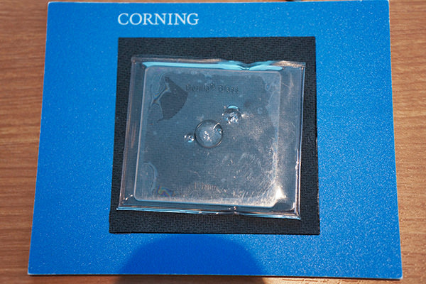 Corning Gorilla Glassはガンガン叩いても割れない。傷が付いているのは表面のビニールだ。