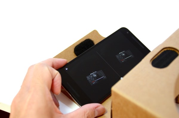 スマホをセットすることで、画面をVRで楽しめます