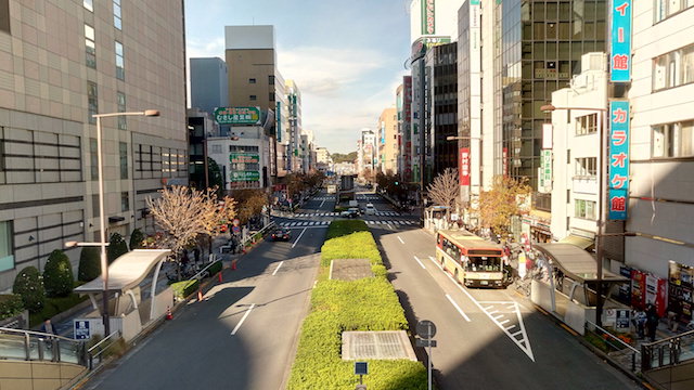 HDRオンで撮影した昼の街の景色
