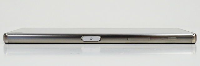 Xperia Z5 Premiumの右側面