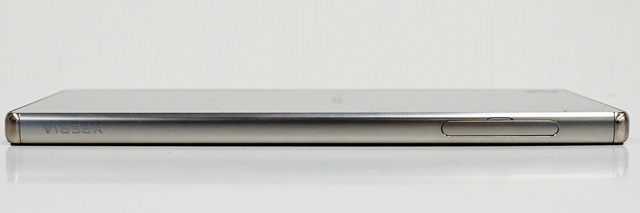 Xperia Z5 Premiumの左側面