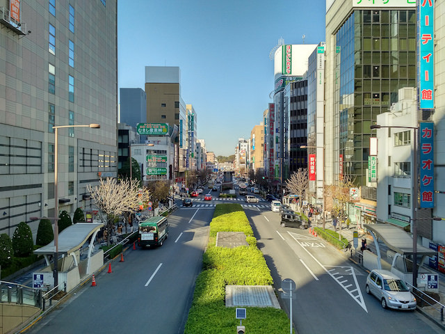 HDRオンで撮影した昼間の街の景色