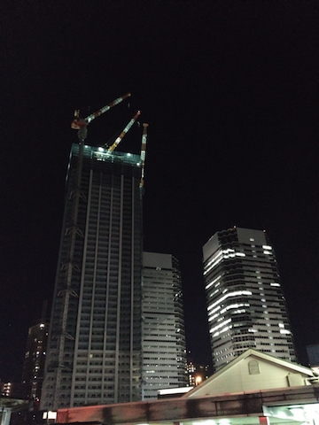 夜のビル