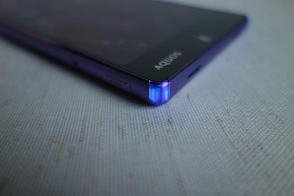 ディスプレイ点灯でコーナーパーツが光る