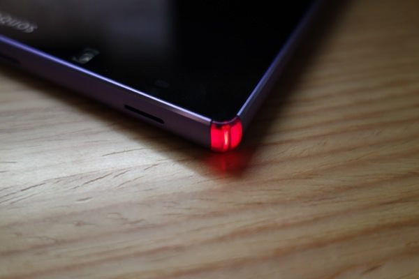 充電中は赤く光る