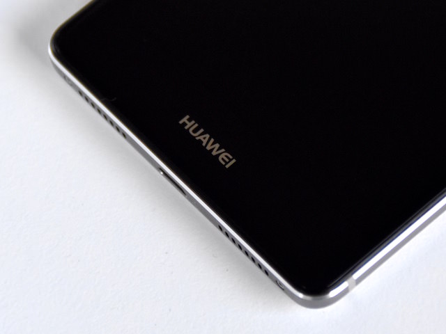 ディスプレイ下には”HUAWEI”のロゴ。ナビゲーションキーはオンスクリーンキーとなる