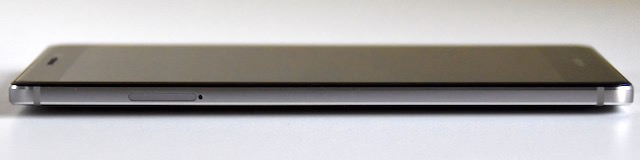 左面にはSIMカード/SDカードスロット