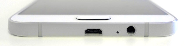 下面にはmicroUSBコネクタとイヤフォンジャック