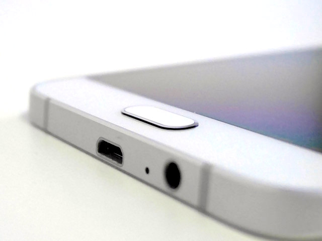 やや飛び出したホームボタンはGalaxy S6/S6 edgeなどと同様