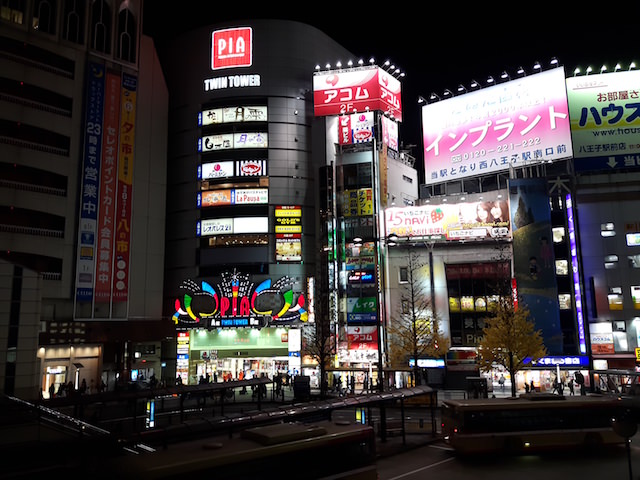 HDRオフで撮影した夜の街の景色