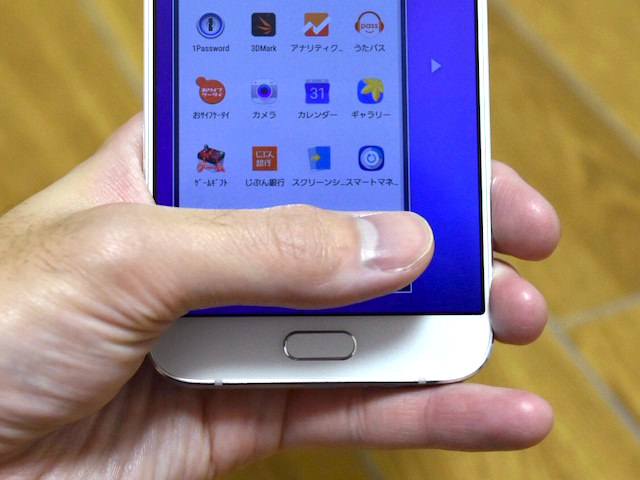 Galaxyシリーズの特徴である物理ナビゲーションキーとの相性は難しいところ