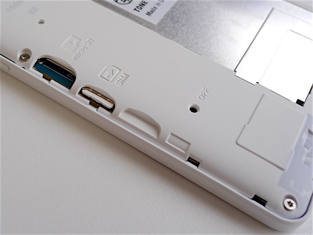 SDカードスロット、SIMカードスロットと並んで電源オフボタンが配置されている