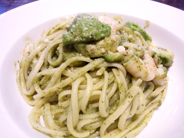 エビとアボカドの入ったバジルソースパスタ
