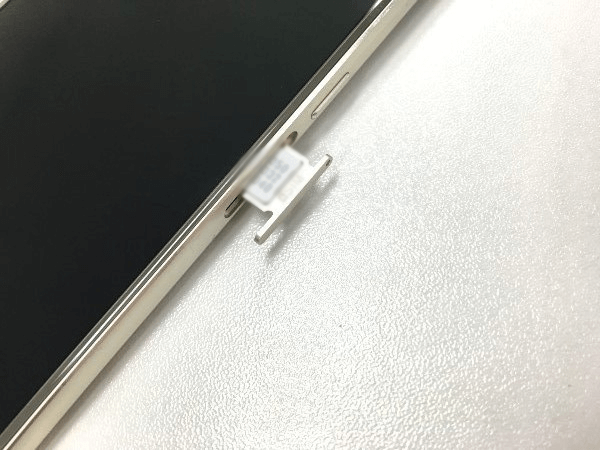 SIMカードをトレイに乗せます。このときウラオモテ・向きに注意しましょう