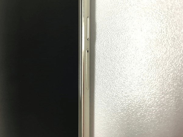 しっかりとスマートフォンに挿入します