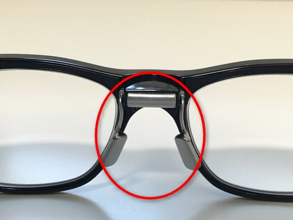 眉間に当たる部分と鼻パッドの3点が眼電位センサー