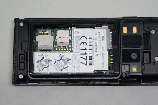 microSDカードやSIMカードのスロットは、バッテリーケース内に配置