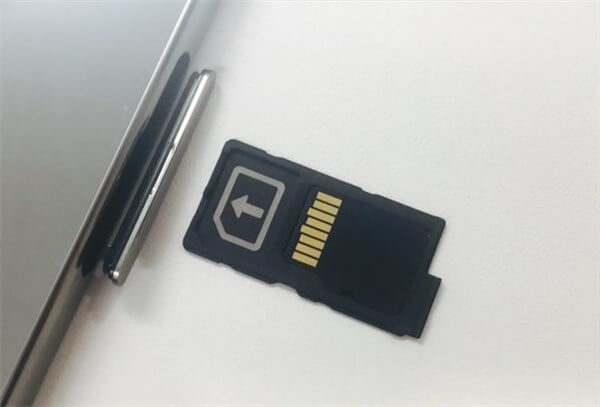 microSDカードを裏面にしてSIMトレイにセットした後、端末本体へ挿入