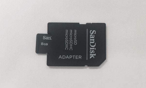 microSDカードをSDカード変換アダプターにセットします