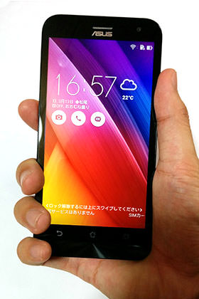 ZenFone 2 Laser:ZE500KLを持ったところ