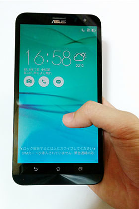 ZenFone 2 Laser:ZE601KLを持ったところ