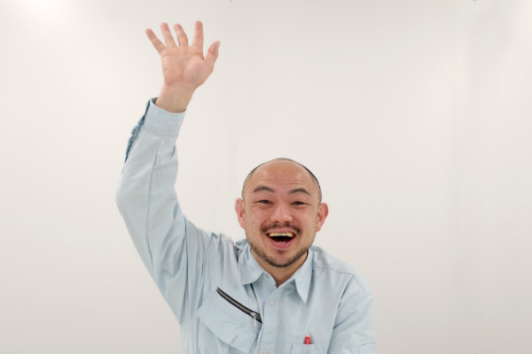 笑顔で手を振る小さいおじさん