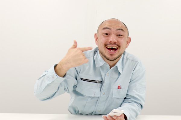 こっちを見る小さいおじさん