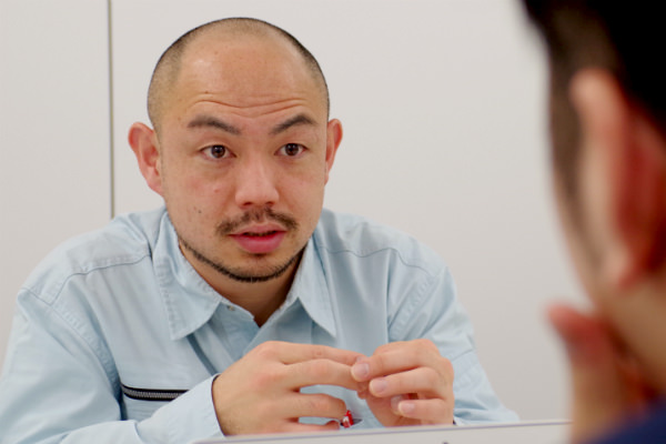 いきなり真顔な小さいおじさん