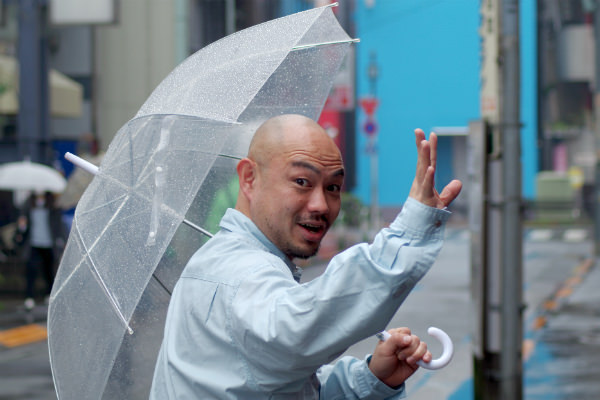 手を振りながら去る小さいおじさん