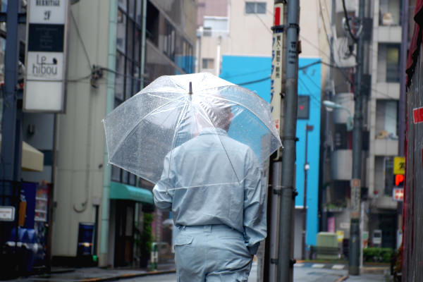 雨の中歩き出す小さいおじさん