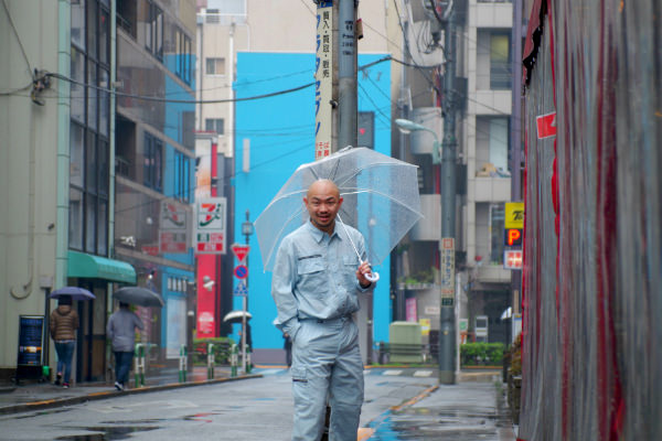 ニヒルに笑う小さいおじさん