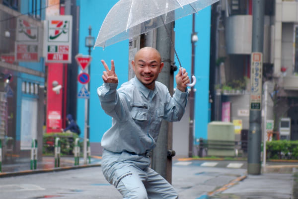 満面の笑みでポーズを構える小さいおじさん