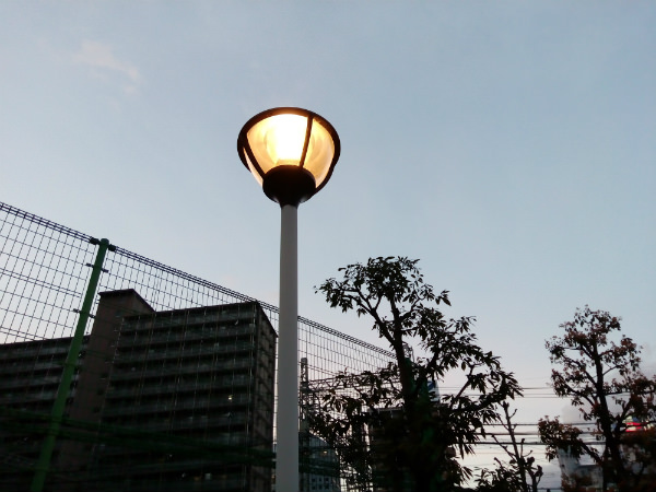 ZTE Blade V580:夕方の街灯を撮影、夕暮れでしたが比較的明るく撮影出来ます