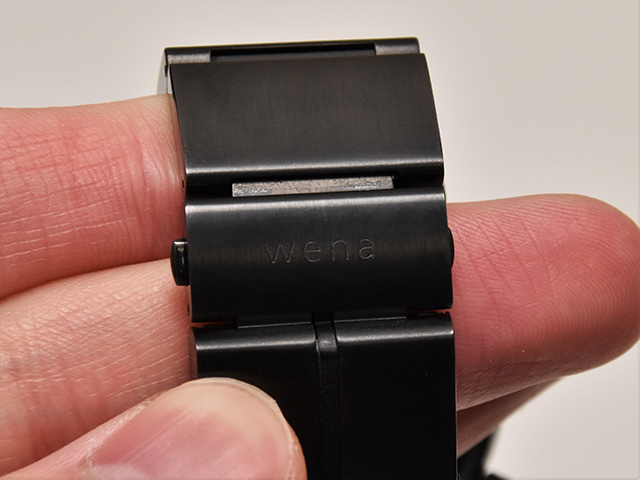 wena wrist バンドに刻印された wena の文字
