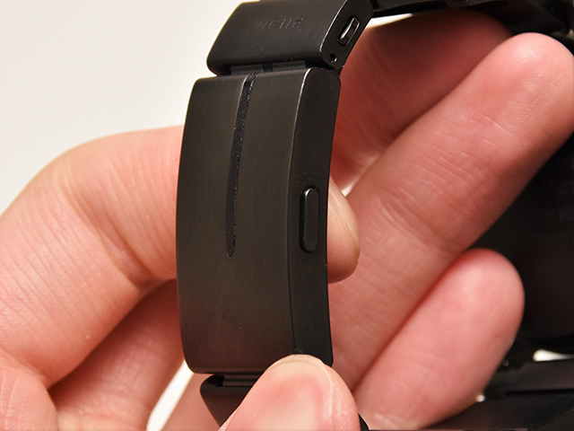 wena wrist 側面に配置された wena の電源ボタン