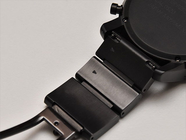 wena wrist 取り外すことができるコマには矢印マークがついている