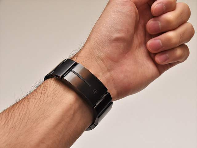 wena wrist wena wristを手首に装着した様子