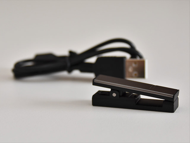 wena wrist 専用の充電クリップ